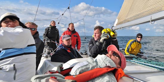 Skipper ser efter vind, erfarne og rolige Niels styrer cockpittet og Brian styrer